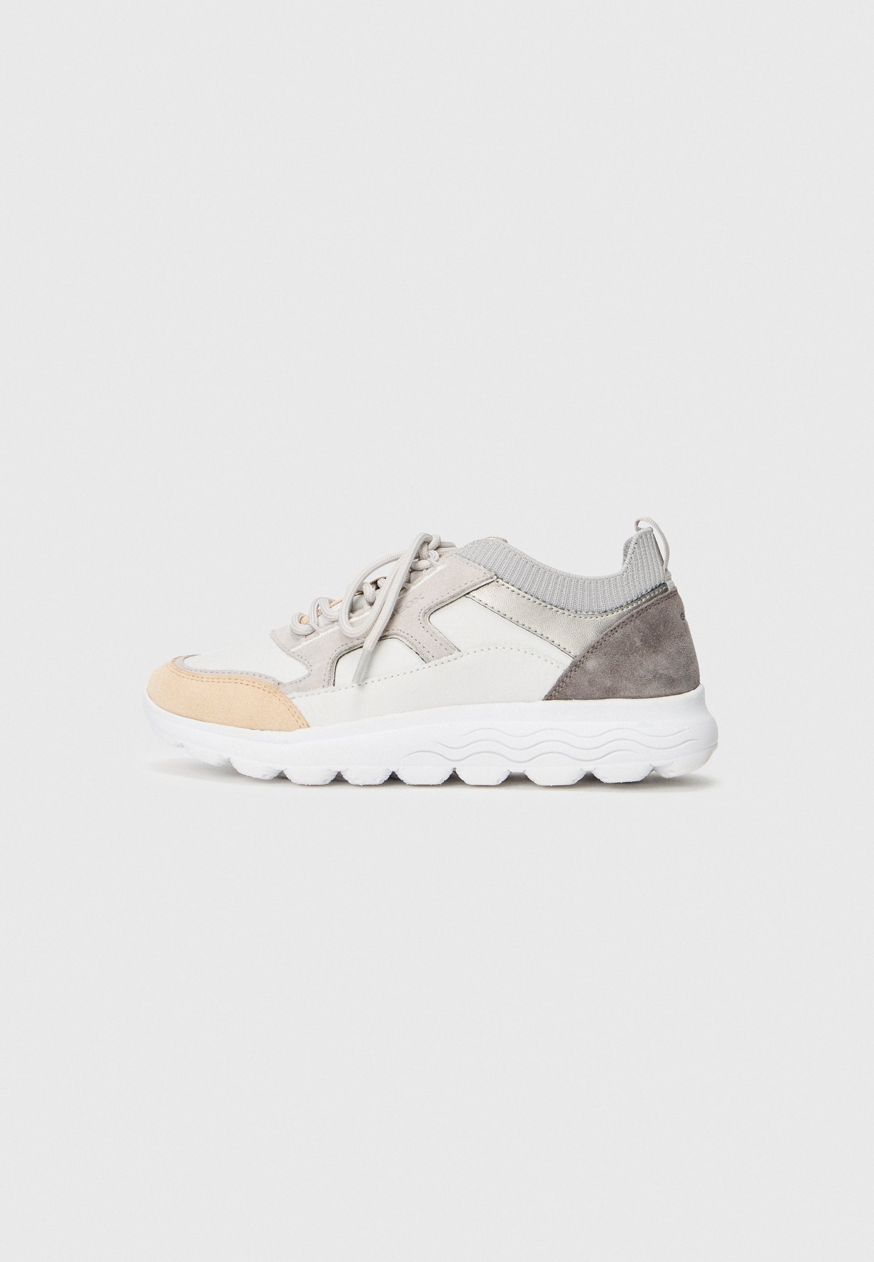 Sneaker mit einer Mischung aus grauem, weißem und beige Wildleder sowie Textilmaterialien. Sie verfügen über eine klobige weiße Sohle und einen strukturierten Strickkragen.