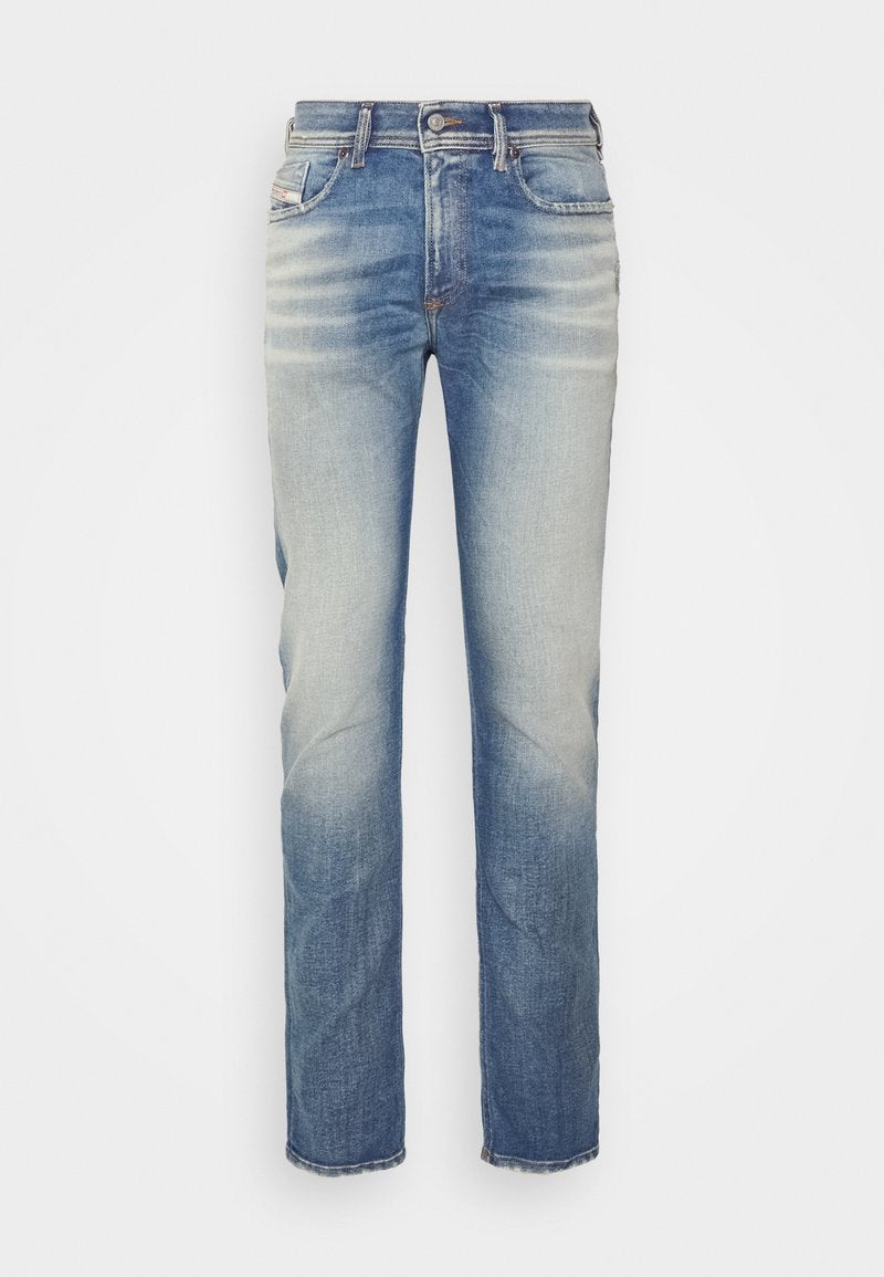 Schmale blaue Denim-Jeans mit Ausbleichungen an den Oberschenkeln und Knien, Fünf-Taschen-Design, Knopfverschluss und Gürtelschlaufen.