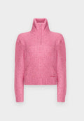 Rosa gestrickter Pullover mit hohem Kragen, ausgestattet mit einem Reißverschluss am Hals, geripptem Saum und Bündchen sowie strukturierten Wellenmustern überall.