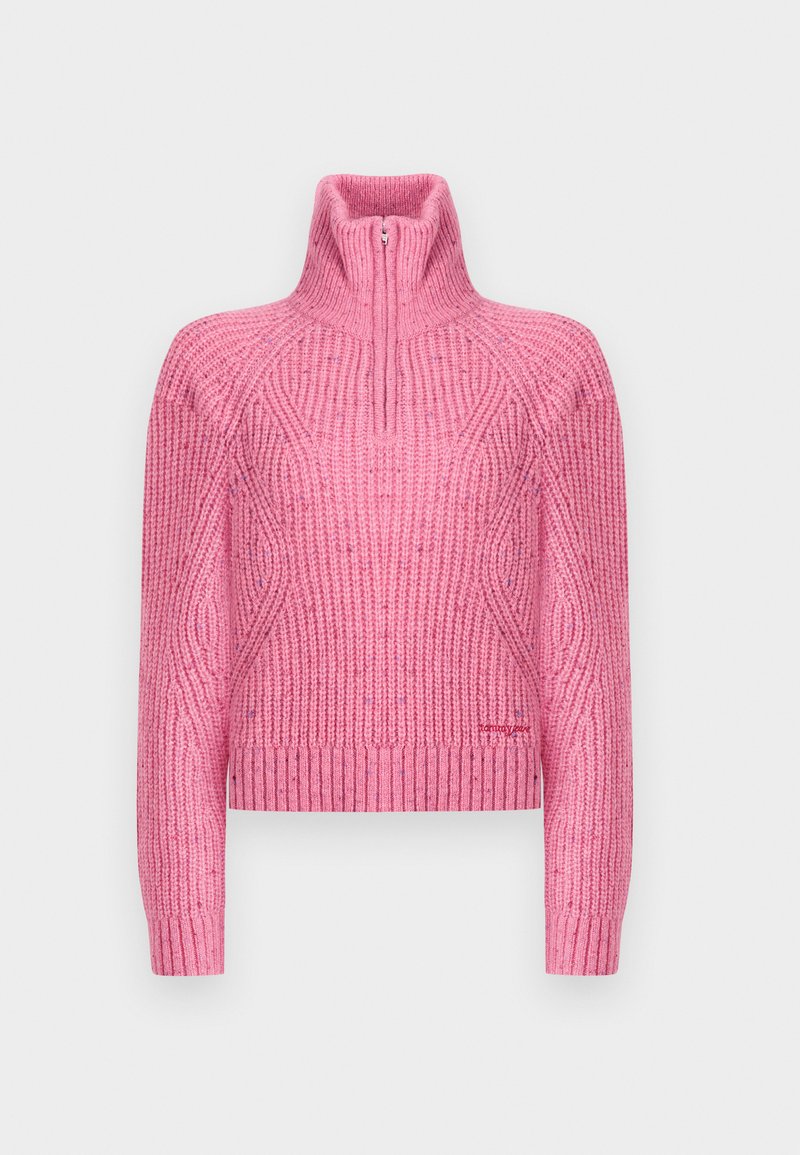 Rosa gestrickter Pullover mit hohem Kragen, ausgestattet mit einem Reißverschluss am Hals, geripptem Saum und Bündchen sowie strukturierten Wellenmustern überall.