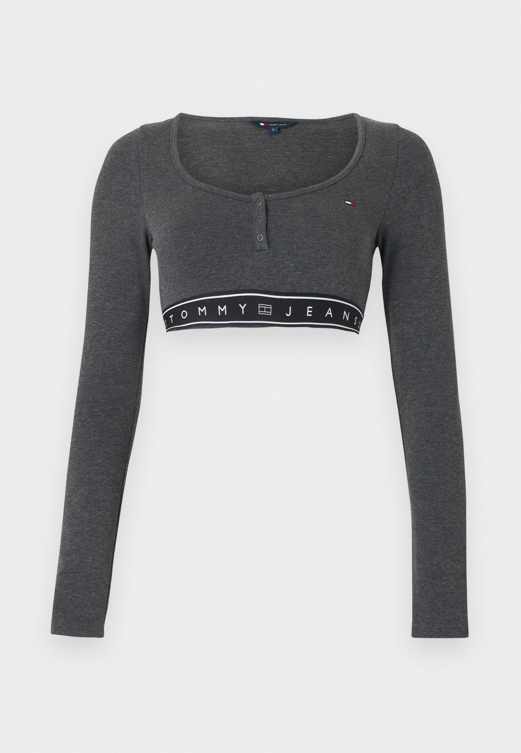 Graues langärmeliges kurzes Oberteil mit rundem Ausschnitt, Knopfleiste und einem schwarzen Band mit der Aufschrift "TOMMY JEANS". Weiche Stoffstruktur.