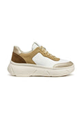 Sneaker mit weißen Leder- und beigefarbenen Wildlederpaneelen, metallic goldenen Akzenten, runder Zehenpartie, gepolsterter Zunge und klobiger, weißer Sohle.