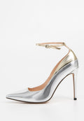 Silberner High-Heel-Pump mit spitzem Zehenbereich, metallic glänzender Oberfläche, Knöchelriemen und schlankem Design. Glatte Textur und erhöhter Absatz.