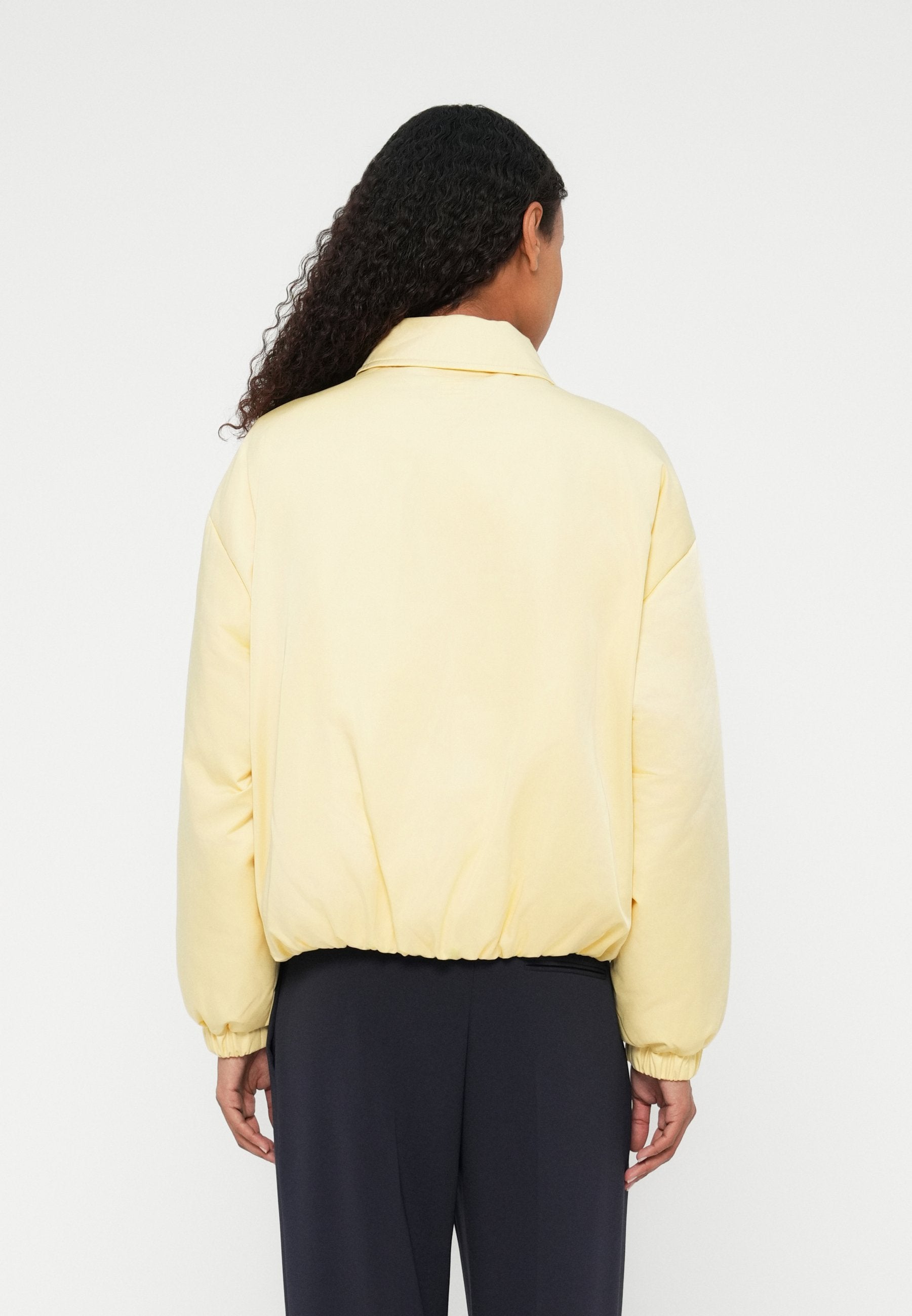 WATER REPELLENT SATIN RELAXED PADDED JACKET Media 4