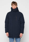 Navyblauer isolierter Parka mit hohem Kragen, Reißverschluss vorn und seitlichen Taschen. Merkmale sind eine glatte Textur und ein minimalistisches Design.