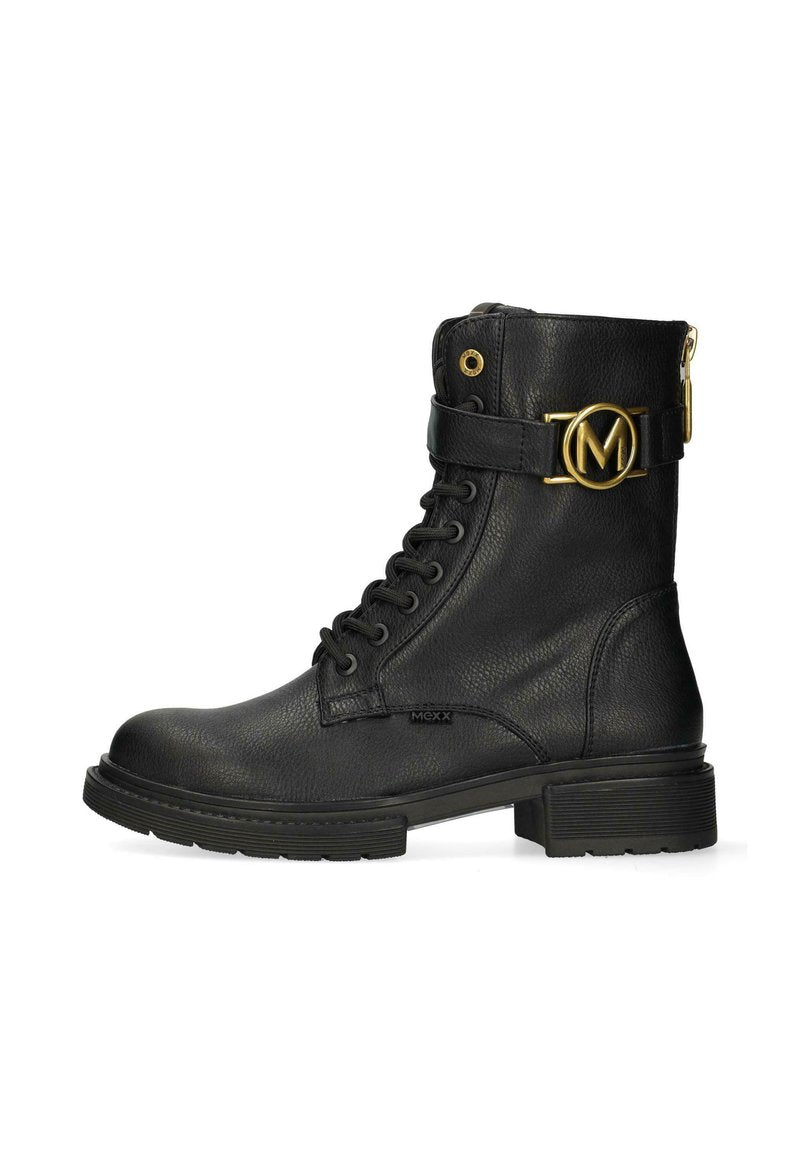 Schwarze Leder-Stiefelette mit strukturiertem Finish, Schnürung vorne, vergoldeten Beschlägen und einem Logo-Detail am Riemen. Robuste Sohle, die für Langlebigkeit ausgelegt ist.