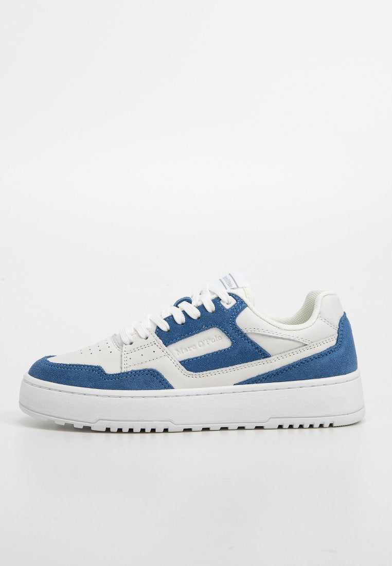 Weiße und blaue Sneakers mit einem Obermaterial aus Wildleder und Leder, runder Zehenform und dicker weißer Sohle; mit einem dezenten Logodetail an der Seite.