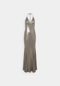 Metallisches langes Kleid mit Halterhals und offener Rückseite. Es hat ein eng anliegendes Oberteil und einen ausgestellten Saum, in einem gedämpften grün-grauen Farbton.