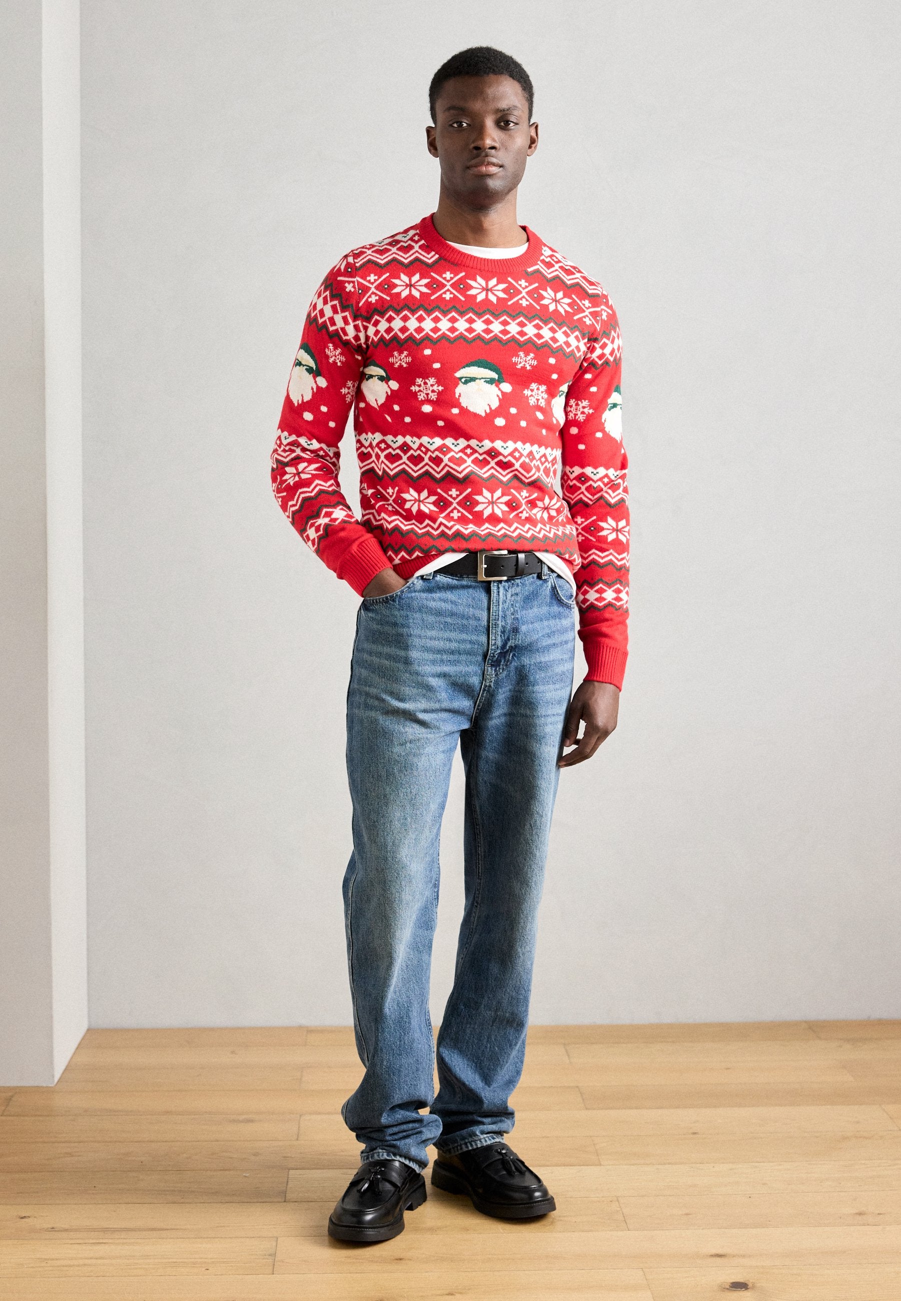SANTA SWEATER Media 2