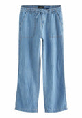 Hellblaue Jeanshose mit lässiger Passform, elastischem Bund, Kordelzugverschluss und zwei vorderen Taschen auf einer flachen Oberfläche.