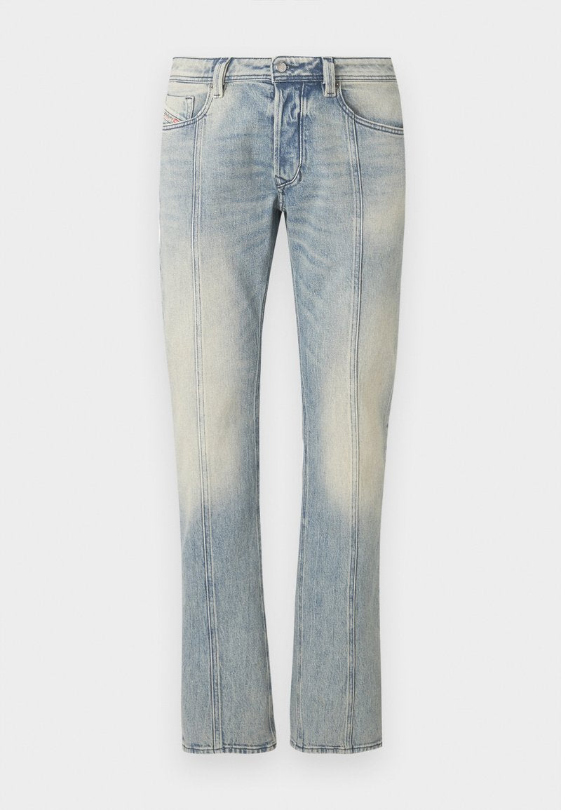 Hellblaue Jeans aus Denim mit geradem Bein, doppelt abgesteppten Nähten, Fronttaschen und einem verwaschenen Finish. Kein sichtbares Markenzeichen.
