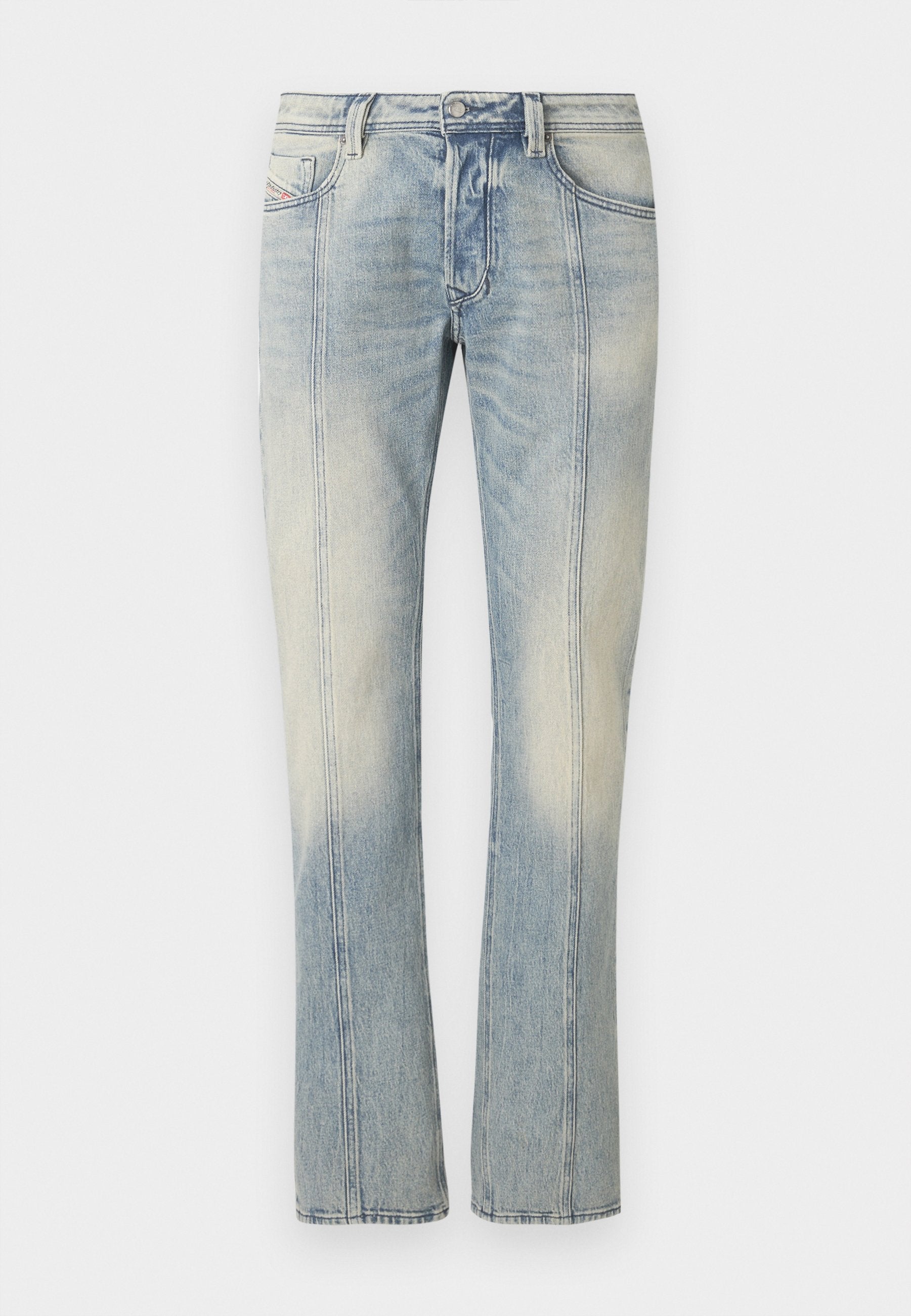 Hellblaue Jeans aus Denim mit geradem Bein, doppelt abgesteppten Nähten, Fronttaschen und einem verwaschenen Finish. Kein sichtbares Markenzeichen.