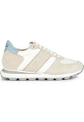 Weiße Sneakers mit beigen Wildlederakzenten, hellblauem Fersenbereich und zwei beigen Streifen. Verfügt über eine strukturierte Oberfläche und eine gummierte Sohle.