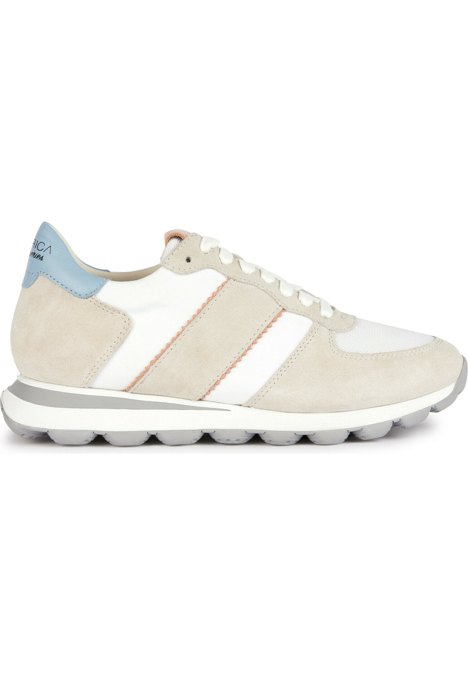 Weiße Sneakers mit beigen Wildlederakzenten, hellblauem Fersenbereich und zwei beigen Streifen. Verfügt über eine strukturierte Oberfläche und eine gummierte Sohle.