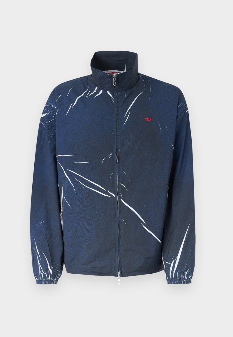 Dunkelblaue Jacke mit Reißverschluss, weißen abstrakten Streifen, elastischen Bündchen und einem kleinen roten Logo auf der linken Brust.