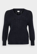 Navy gestrickter Pullover mit V-Ausschnitt, strukturierten durchbrochenen Details an den Schultern und langen, leicht puffigen Ärmeln. Weicher Stoff mit einem subtilen Schimmer.