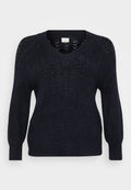 Navy gestrickter Pullover mit V-Ausschnitt, strukturierten durchbrochenen Details an den Schultern und langen, leicht puffigen Ärmeln. Weicher Stoff mit einem subtilen Schimmer.