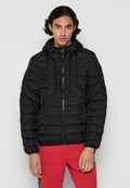 Schwarze Daunenjacke mit Kapuze, vorderem Reißverschluss, elastischen Bündchen und gestepptem Muster. Getragen über roten Jogginghosen.