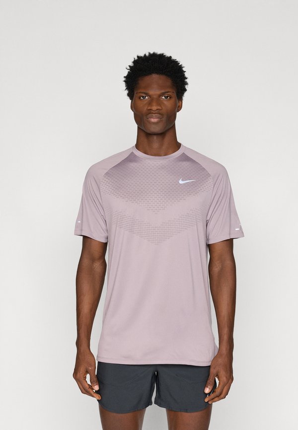 Nike Performance STRIDE - Sports T-shirt - light violet ore