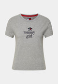 Graues Baumwoll-T-Shirt mit rundem Ausschnitt, ausgestattet mit navyblauem "tommy"-Text und einem schwarzen Stern-Logo mit rotem Akzent. Halb lange Ärmel.