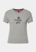 Graues Baumwoll-T-Shirt mit rundem Ausschnitt, ausgestattet mit navyblauem "tommy"-Text und einem schwarzen Stern-Logo mit rotem Akzent. Halb lange Ärmel.