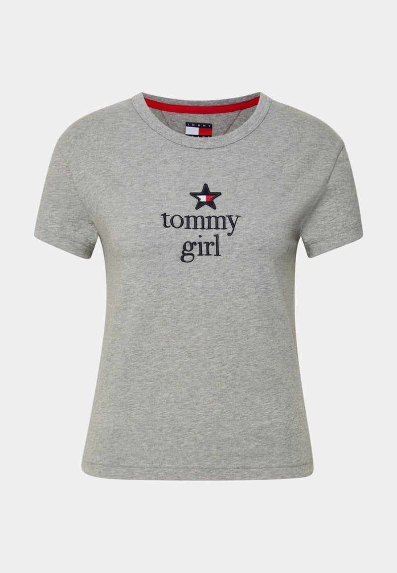 Graues Baumwoll-T-Shirt mit rundem Ausschnitt, ausgestattet mit navyblauem "tommy"-Text und einem schwarzen Stern-Logo mit rotem Akzent. Halb lange Ärmel.
