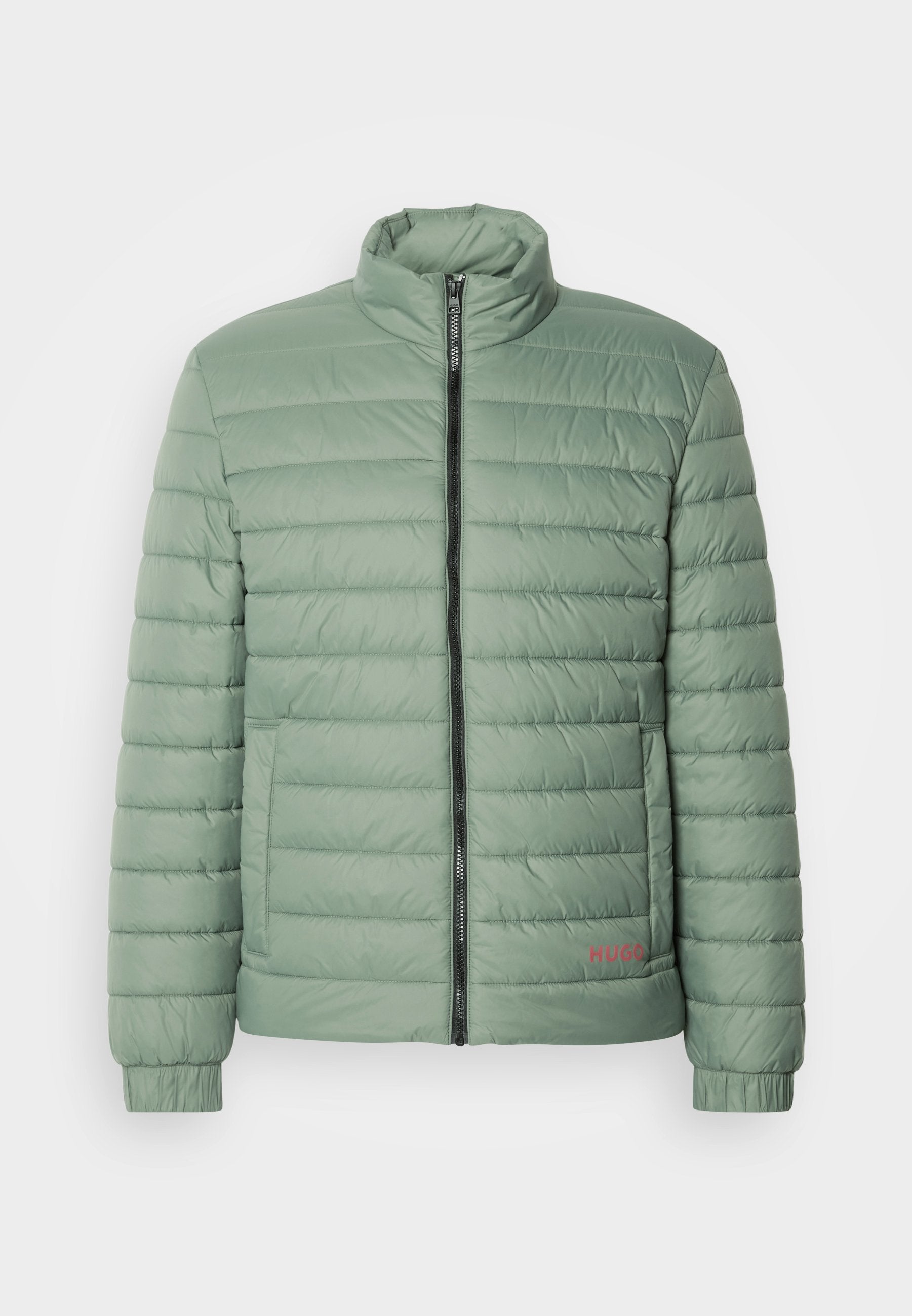Grüne gepolsterte Jacke mit vertikalem gesteppter Design, hohem Kragen, durchgehendem Reißverschluss und rotem Logo auf der linken Brust. Glattes, leichtes Material.