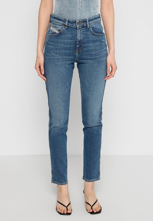 Blaue Jeans aus Denim mit Slim-Fit, verwaschenen Details und Fünf-Taschen-Design. Besitzt einen Knopfverschluss und kontrastierende Nähte.