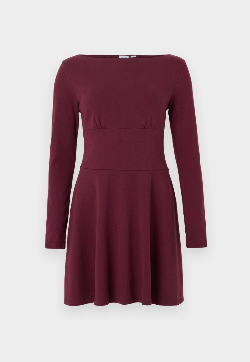 Langärmliges, weinrotes knielanges Kleid mit tailliertem Schnitt und Bootsausschnitt, auf weißem Hintergrund präsentiert.