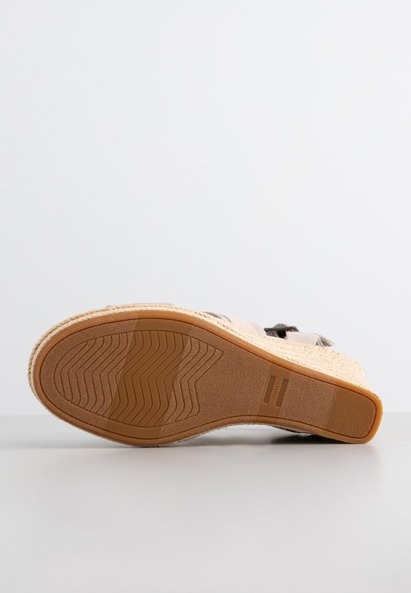 TOMS MADELYN