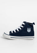 Marineblaues Canvas-Hochtop-Sneaker mit weißen Schnürsenkeln, Gummizapfen und Badgedetail an der Seite. Merkmale weiße Streifen an der Sohle.