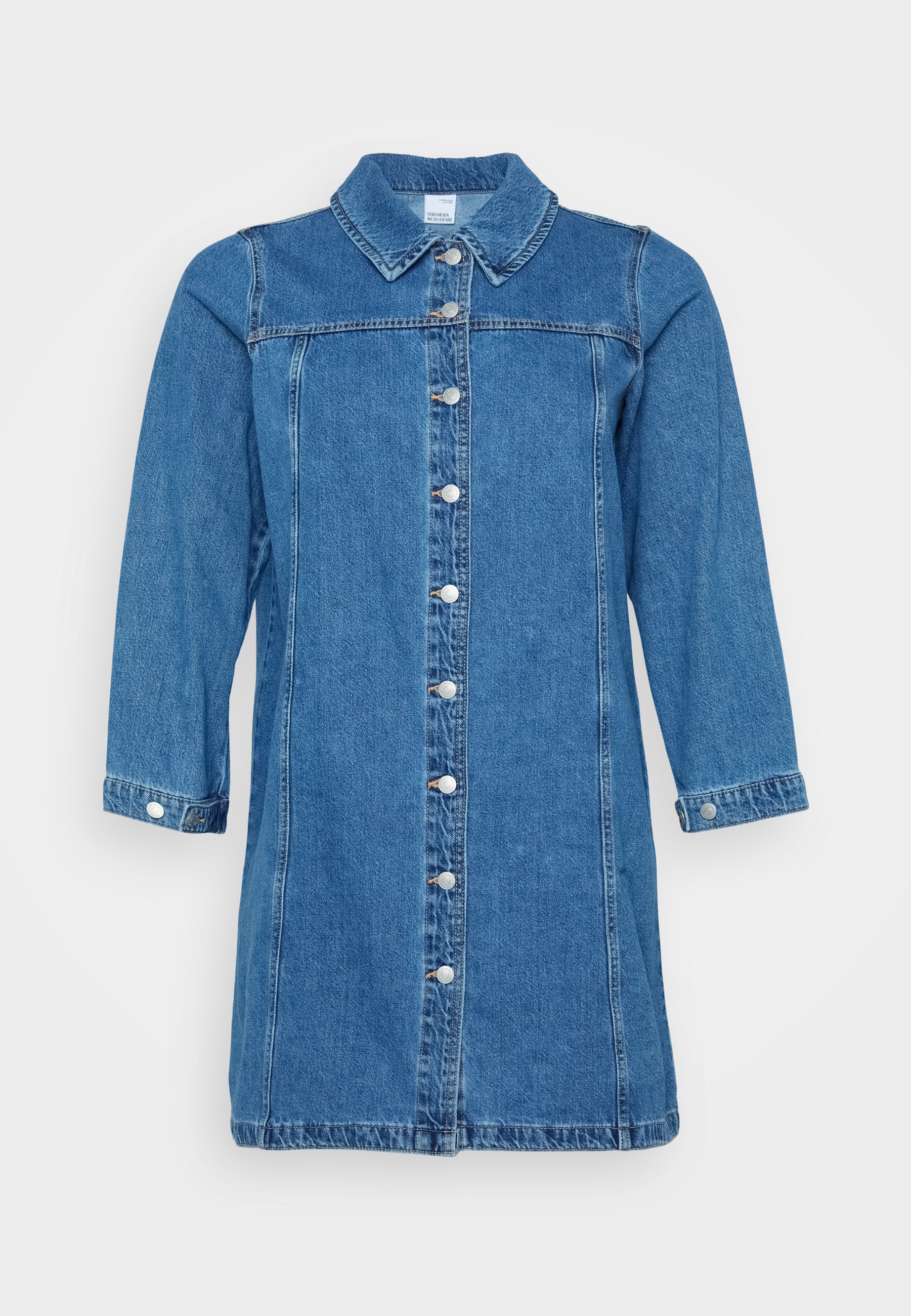 Jeanshemdkleid in Mitteltblau mit einer Knopfleiste, einem umschlagenen Kragen und Dreiviertelärmel. Mit silberfarbenen Knöpfen und seitlichen Nähten.