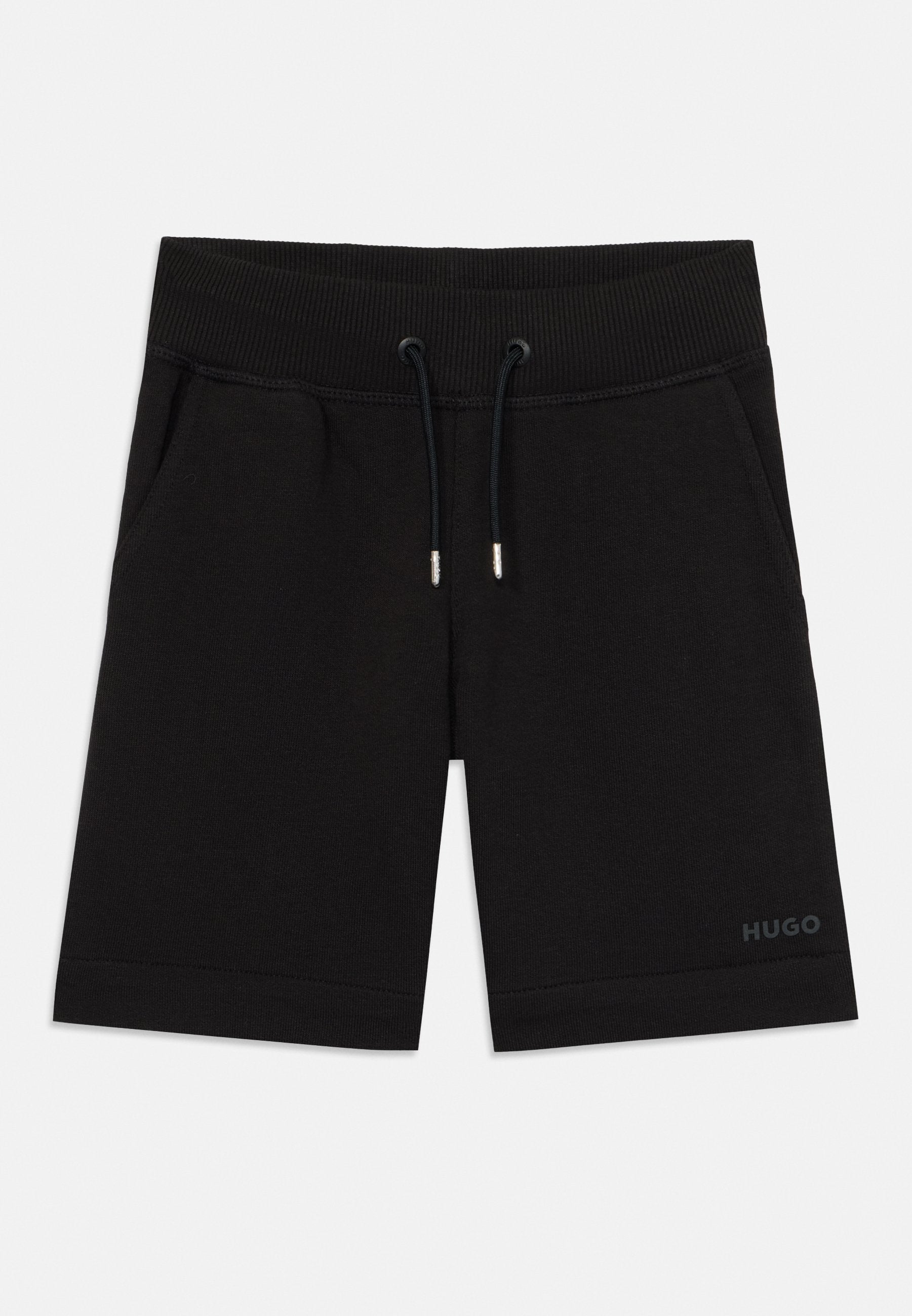 Schwarze Shorts aus weichem Stoff mit einem gerippten elastischen Bund, Kordelzug und Seitentaschen. Logo auf dem Bein aufgedruckt.