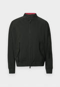 Schwarze Bomberjacke mit Stehkragen, Frontreißverschluss und zwei Seitentaschen. Verfügt über gerippte Bündchen und Saum sowie eine kontrastierende Innenfarbe.