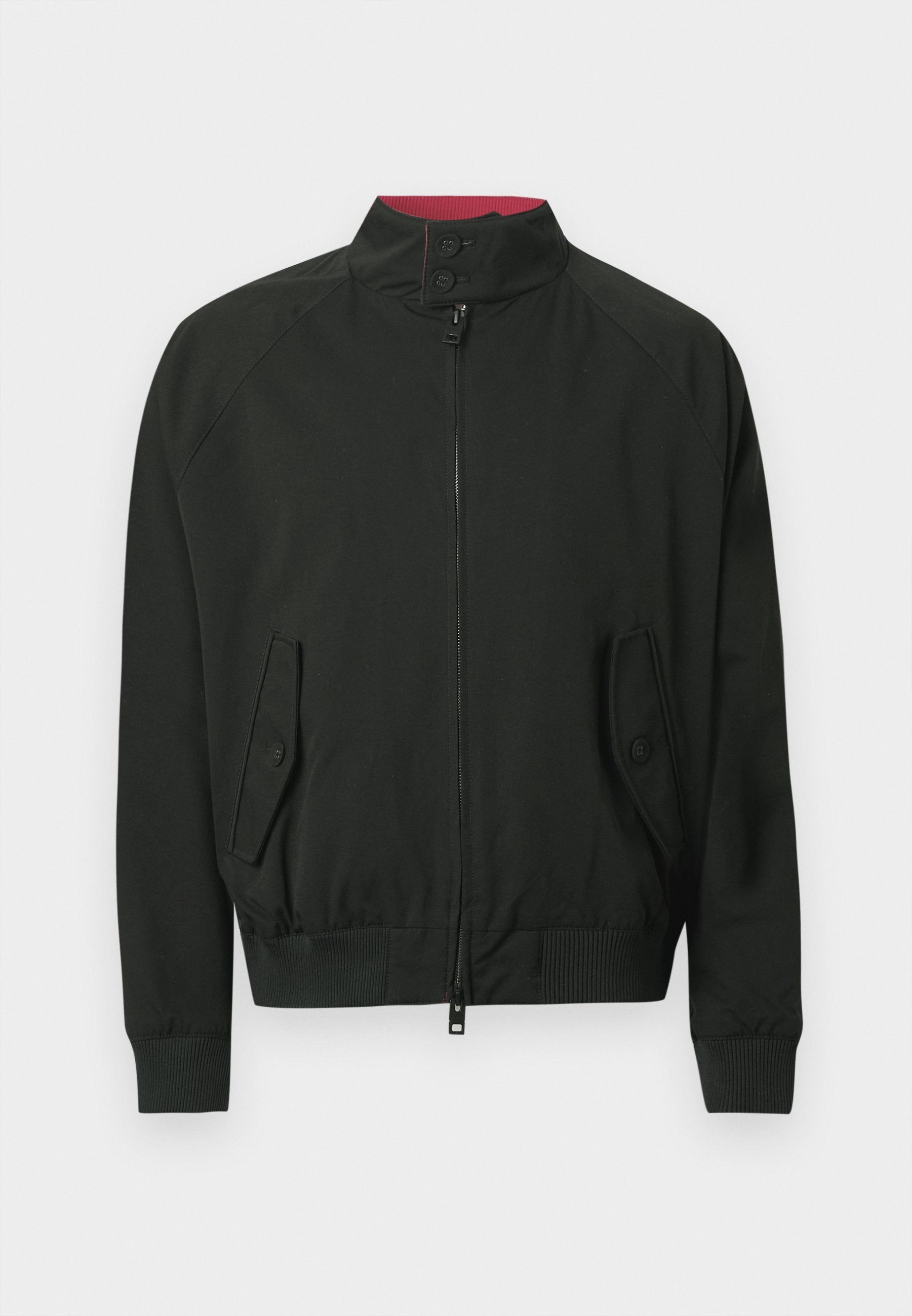Schwarze Bomberjacke mit Stehkragen, Frontreißverschluss und zwei Seitentaschen. Verfügt über gerippte Bündchen und Saum sowie eine kontrastierende Innenfarbe.
