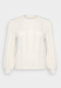 Weißer Kabelstrickpullover mit langen Ärmeln, Rundhalsausschnitt, strukturiertem Muster und gerippten Bündchen. Leichtes Material mit dekorativen Details.