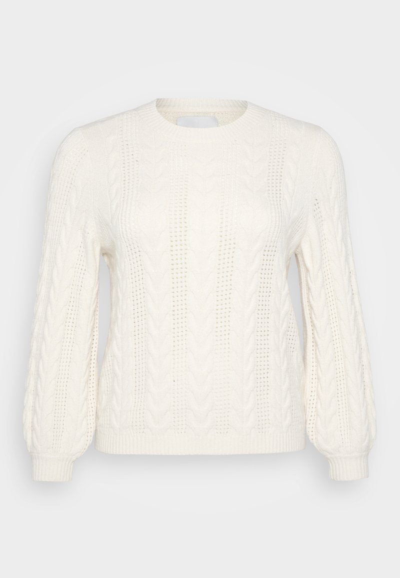 Weißer Kabelstrickpullover mit langen Ärmeln, Rundhalsausschnitt, strukturiertem Muster und gerippten Bündchen. Leichtes Material mit dekorativen Details.