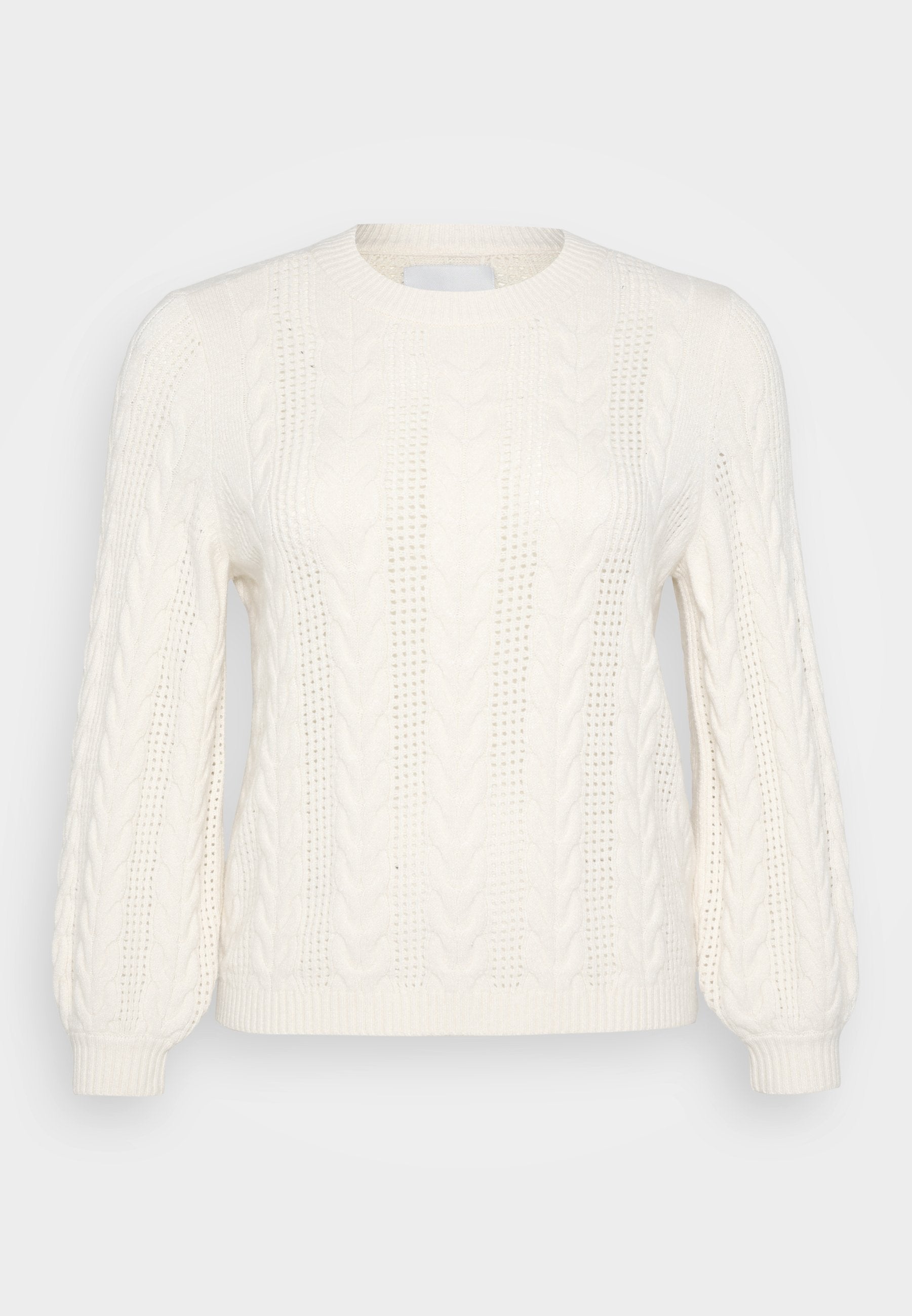 Weißer Kabelstrickpullover mit langen Ärmeln, Rundhalsausschnitt, strukturiertem Muster und gerippten Bündchen. Leichtes Material mit dekorativen Details.