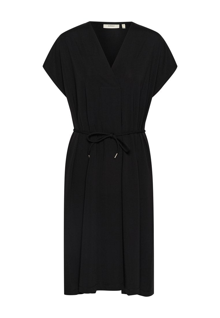 Schwarzes Kleid mit V-Ausschnitt, kurzen Dolmanärmeln und gebundenem Bund. Hat eine lockere Passform und Faltendetails im Rock.