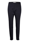 Marineblaue, maßgeschneiderte Hose mit slim Fit, Gürtelschlaufen, zwei seitlichen Taschen und glatter Stoffoberfläche.