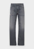 Grau-farbene Jeans aus Denim mit geradem Bein. Verfügt über zwei Fronttaschen mit kontrastierenden Nähten und einen Bund mit Metall-Knopfvverschluß.
