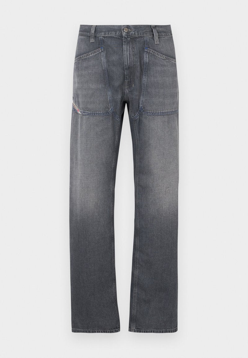 Grau-farbene Jeans aus Denim mit geradem Bein. Verfügt über zwei Fronttaschen mit kontrastierenden Nähten und einen Bund mit Metall-Knopfvverschluß.