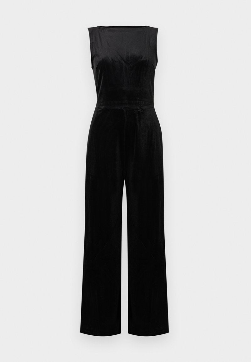 Ärmelloser schwarzer Samt-Overall mit hohem Ausschnitt und weit geschnittenen Hosenbeinen, gestaltet in einem minimalistischen Design.