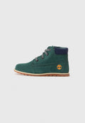 Grüne Wildleder-Ankle-Boots mit abgerundeter Spitze, grauen Schnürsenkeln und einer braunen Gummisohle. Sie verfügen über einen blauen Kragen und ein orangefarbenes Logo an der Seite.