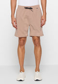 Braune Shorts, bis zur Mitte des Oberschenkels, mit elastischem Bund und schwarzem Kordelzug. Hergestellt aus weichem Stoff, mit flacher Vorderseite und Seitennähten.
