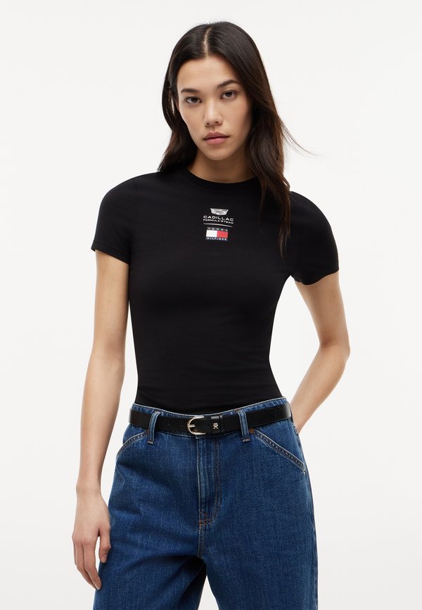 Tommy Hilfiger TH X CADILLAC FORMULA 1  TEAM LOGO BABY TEE - Print T-shirt - black