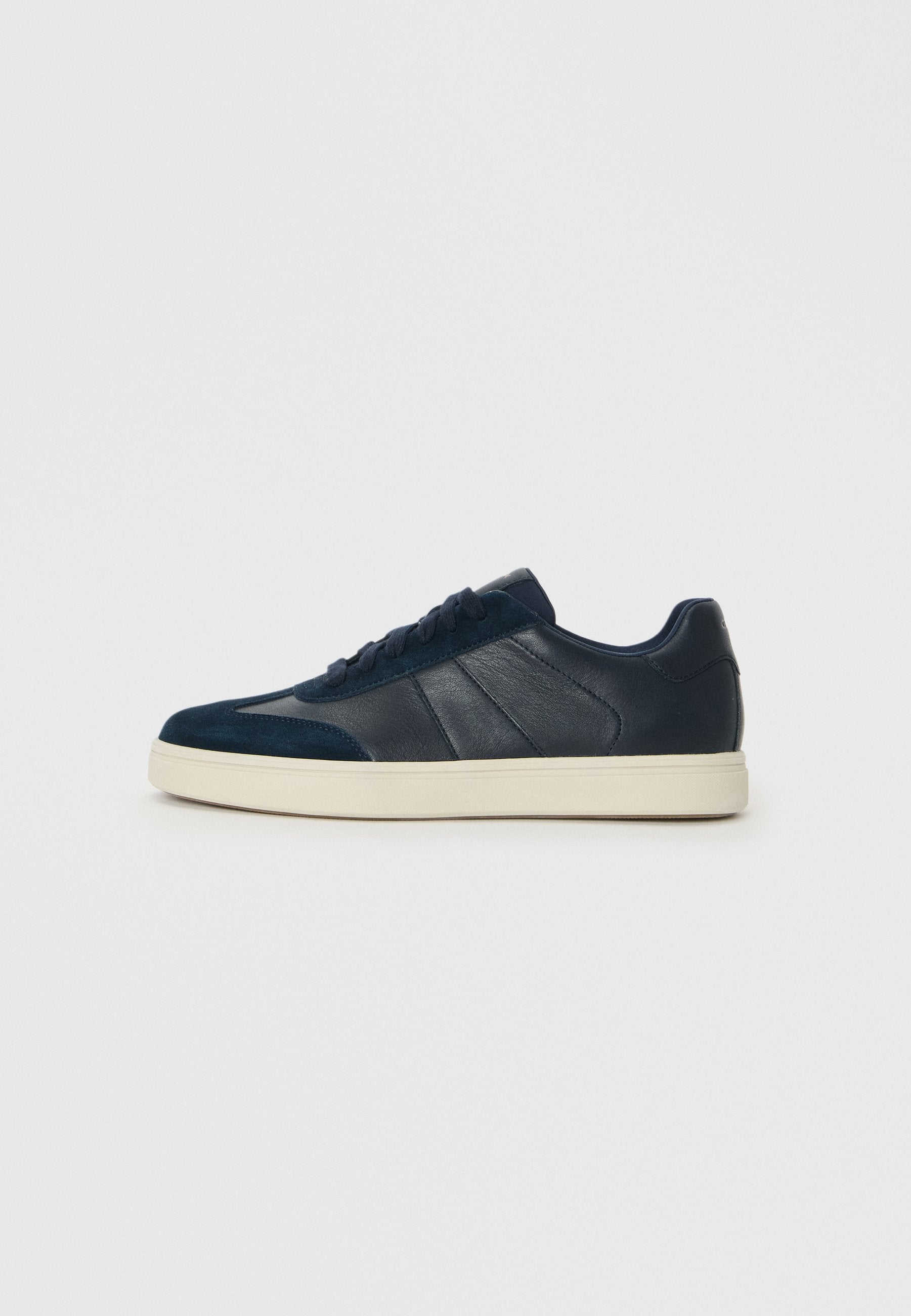 Marineblaue Sneakers mit einer Kombination aus glatten und strukturierten Materialien, einer weißen Sohle, flachen Schnürsenkeln und dezenten Seitenpaneelen.
