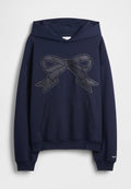 Marineblauer Kapuzenpullover mit großem schwarzem Leder-Schleifendesign und Nietenakzenten. Enthält eine Kängurutasche vorne und gerippte Bündchen.