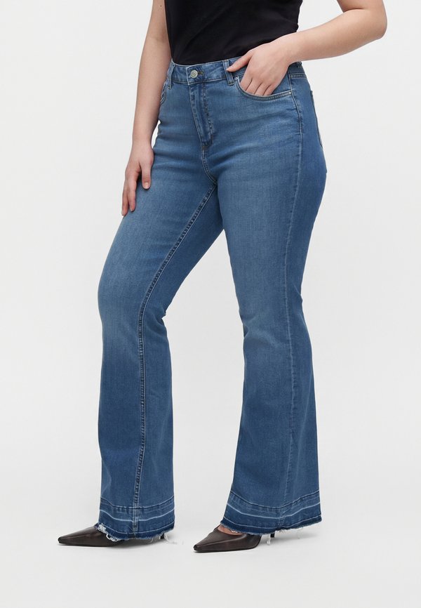 Vero Moda Curve VMCMARI SELINA - Flared Jeans - medium blue denim