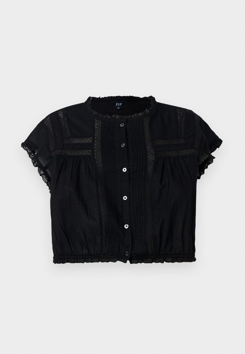 Schwarze, kurz geschnittene Bluse mit kurzen Ärmeln, die mit Spitze verziert ist, einen Knopfverschluss hat und gefaltete Details am Oberteil und den Ärmeln aufweist.